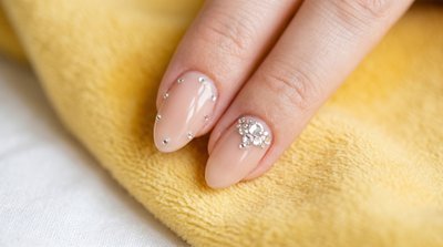 Стразы для маникюра: какие выбрать и как держать на гель-лаке