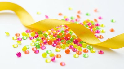 Как использовать неоновые стразы: подбор оттенка, сочетания и ошибки