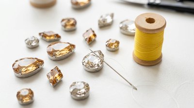 Как пришить стразы: способы крепления, нитки и порядок работы